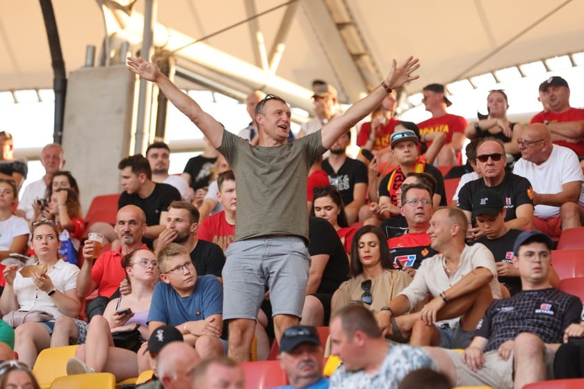Kobiety, mężczyźni i dzieci na meczu żużlowym Betard Sparta Wrocław vs. Fogo Unia Leszno, 20 sierpnia.