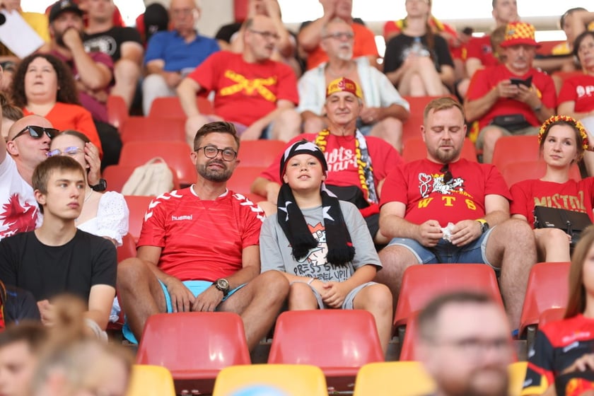 Kobiety, mężczyźni i dzieci na meczu żużlowym Betard Sparta Wrocław vs. Fogo Unia Leszno, 20 sierpnia.