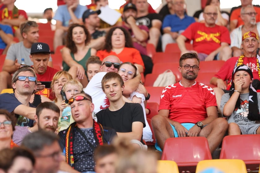 Kobiety, mężczyźni i dzieci na meczu żużlowym Betard Sparta Wrocław vs. Fogo Unia Leszno, 20 sierpnia.