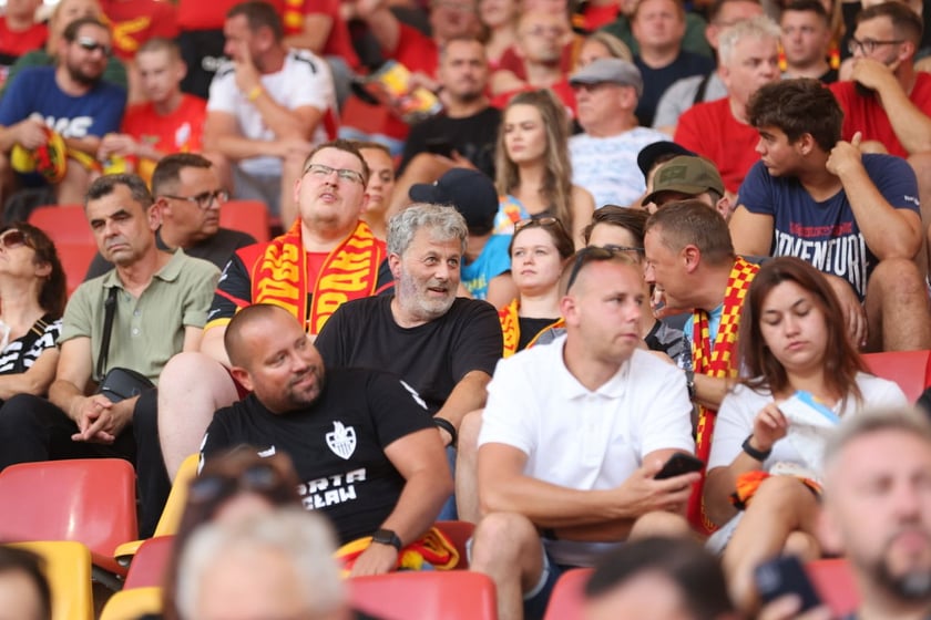 Kobiety, mężczyźni i dzieci na meczu żużlowym Betard Sparta Wrocław vs. Fogo Unia Leszno, 20 sierpnia.