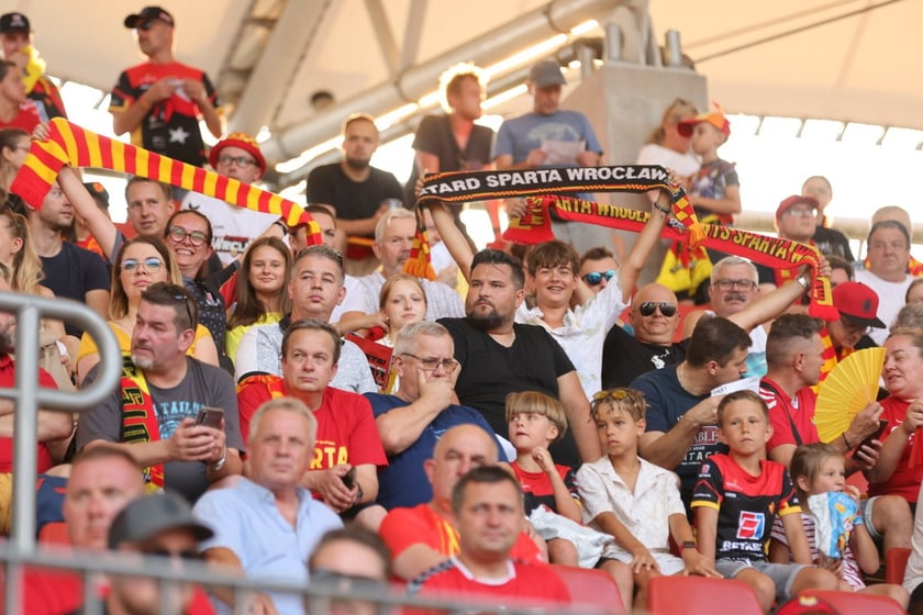 Kobiety, mężczyźni i dzieci na meczu żużlowym Betard Sparta Wrocław vs. Fogo Unia Leszno, 20 sierpnia.