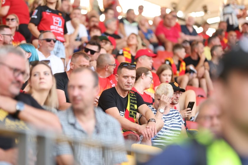 Kobiety, mężczyźni i dzieci na meczu żużlowym Betard Sparta Wrocław vs. Fogo Unia Leszno, 20 sierpnia.