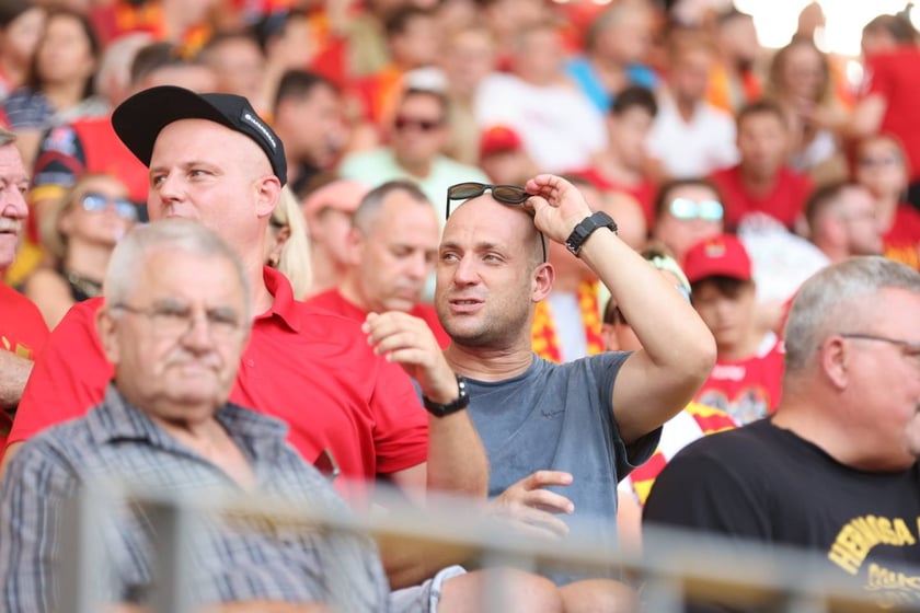 Kobiety, mężczyźni i dzieci na meczu żużlowym Betard Sparta Wrocław vs. Fogo Unia Leszno, 20 sierpnia.