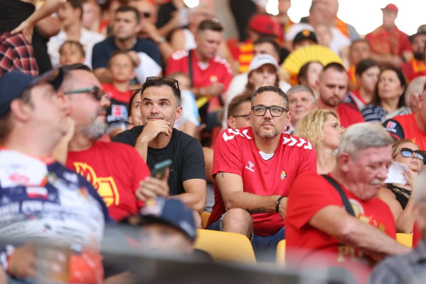 Kobiety, mężczyźni i dzieci na meczu żużlowym Betard Sparta Wrocław vs. Fogo Unia Leszno, 20 sierpnia.