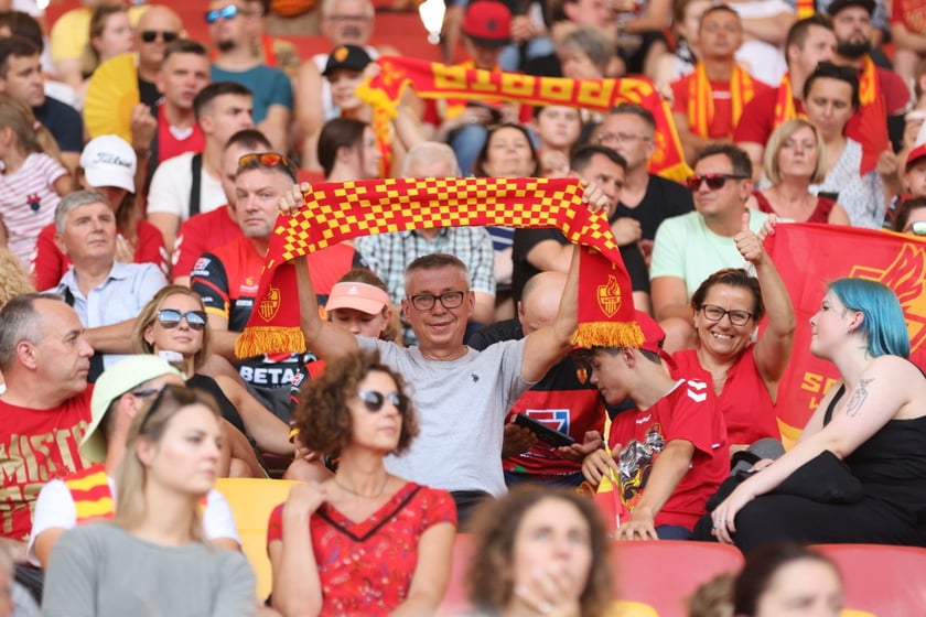 Kobiety, mężczyźni i dzieci na meczu żużlowym Betard Sparta Wrocław vs. Fogo Unia Leszno, 20 sierpnia.
