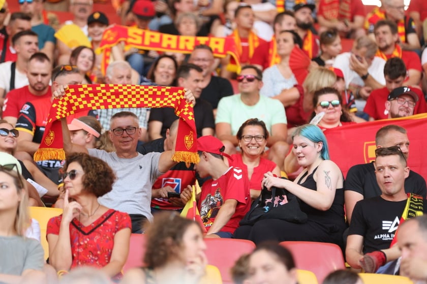 Kobiety, mężczyźni i dzieci na meczu żużlowym Betard Sparta Wrocław vs. Fogo Unia Leszno, 20 sierpnia.