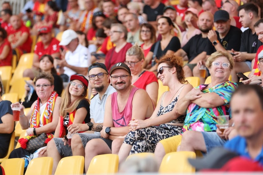 Kobiety, mężczyźni i dzieci na meczu żużlowym Betard Sparta Wrocław vs. Fogo Unia Leszno, 20 sierpnia.