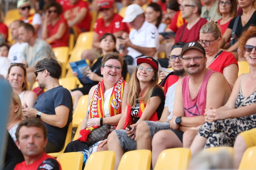Kobiety, mężczyźni i dzieci na meczu żużlowym Betard Sparta Wrocław vs. Fogo Unia Leszno, 20 sierpnia.