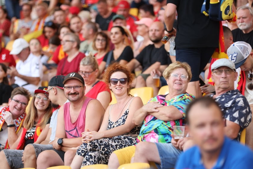 Kobiety, mężczyźni i dzieci na meczu żużlowym Betard Sparta Wrocław vs. Fogo Unia Leszno, 20 sierpnia.