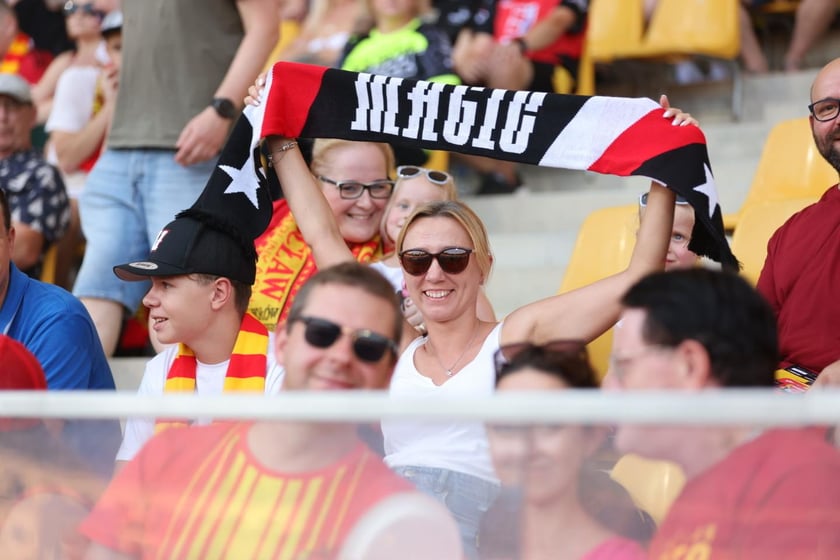 Kobiety, mężczyźni i dzieci na meczu żużlowym Betard Sparta Wrocław vs. Fogo Unia Leszno, 20 sierpnia.