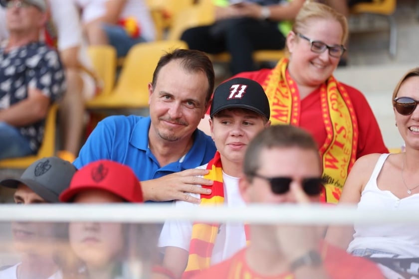 Kobiety, mężczyźni i dzieci na meczu żużlowym Betard Sparta Wrocław vs. Fogo Unia Leszno, 20 sierpnia.