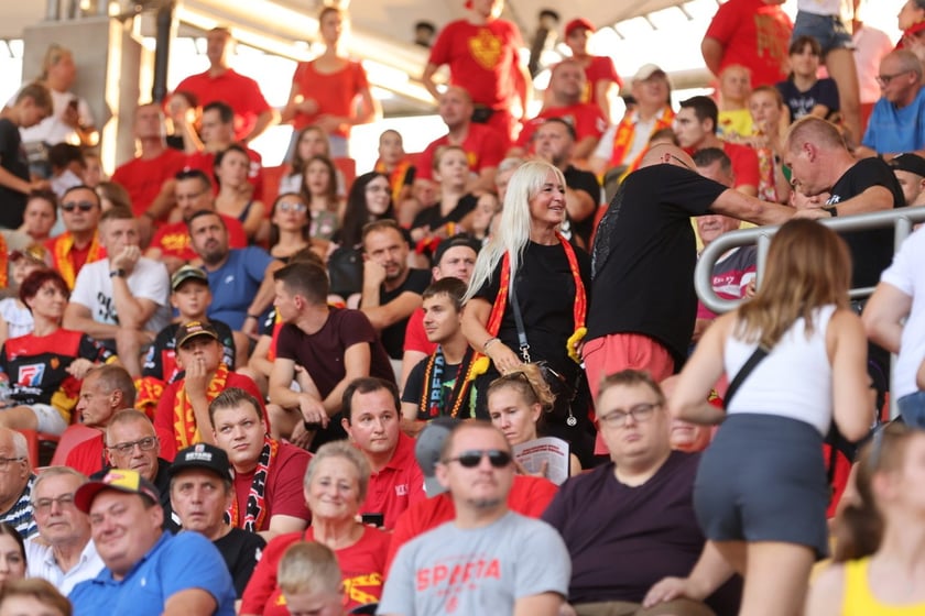Kobiety, mężczyźni i dzieci na meczu żużlowym Betard Sparta Wrocław vs. Fogo Unia Leszno, 20 sierpnia.