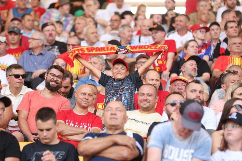 Kobiety, mężczyźni i dzieci na meczu żużlowym Betard Sparta Wrocław vs. Fogo Unia Leszno, 20 sierpnia.
