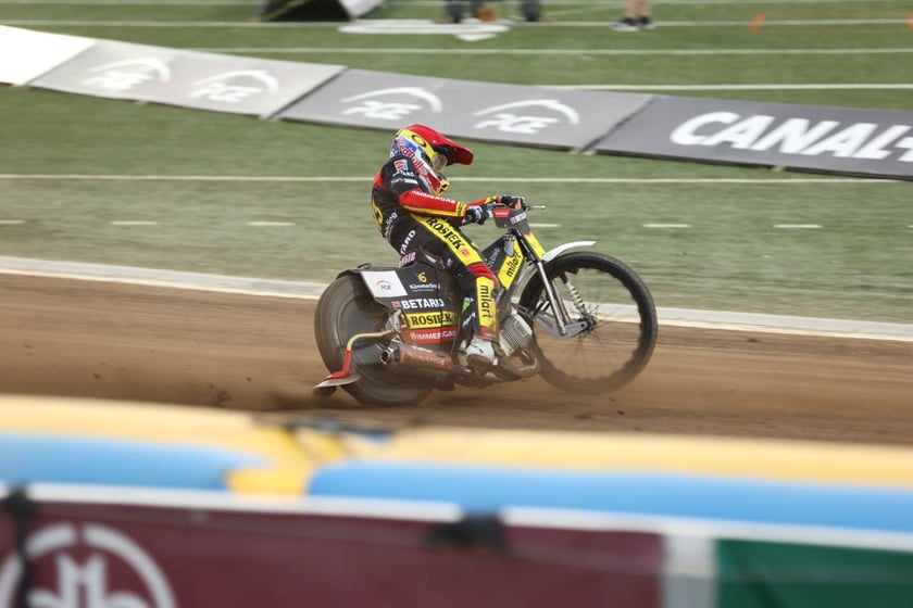 Kobiety, mężczyźni i dzieci na meczu żużlowym Betard Sparta Wrocław vs. Fogo Unia Leszno, 20 sierpnia.