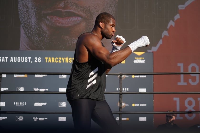 Oleksandr Usyk i Daniel Dubois podczas treningu na placu Wolności we Wrocławiu. Mistrzowska walka i wielka bokserska gala już w sobotę na Tarczyński Arena