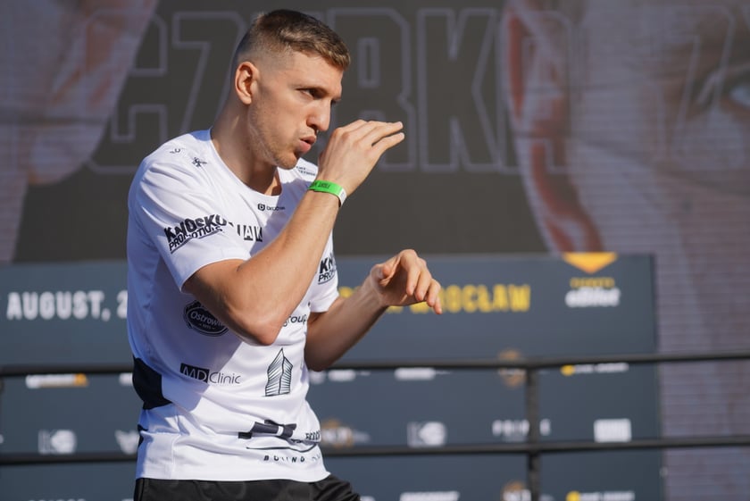 Oleksandr Usyk i Daniel Dubois podczas treningu na placu Wolności we Wrocławiu. Mistrzowska walka i wielka bokserska gala już w sobotę na Tarczyński Arena