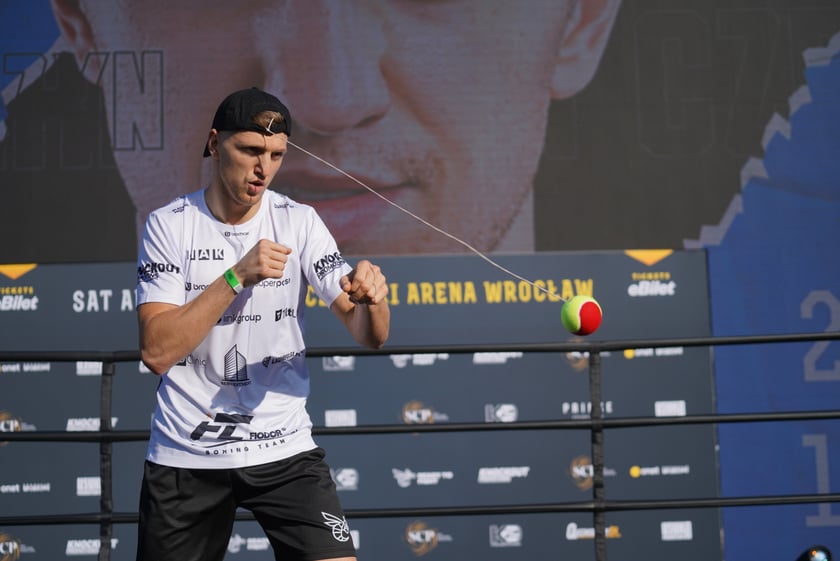 Oleksandr Usyk i Daniel Dubois podczas treningu na placu Wolności we Wrocławiu. Mistrzowska walka i wielka bokserska gala już w sobotę na Tarczyński Arena