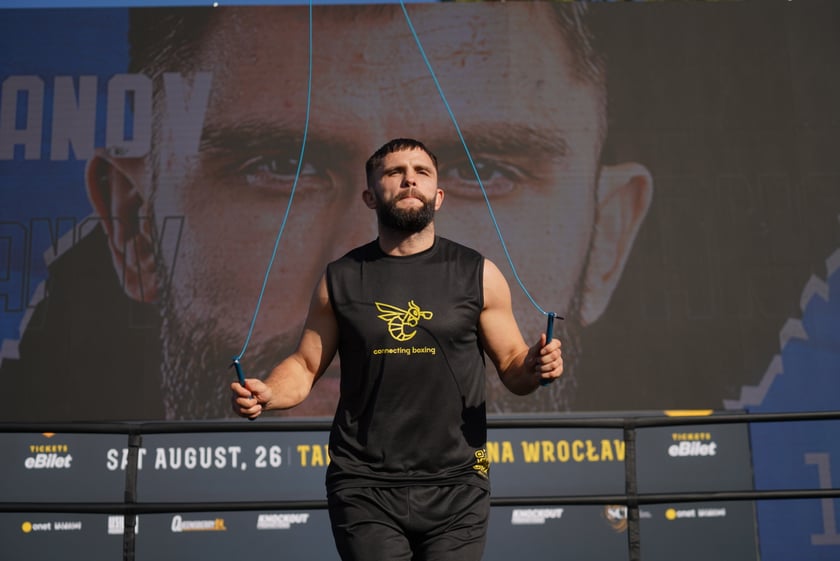 Oleksandr Usyk i Daniel Dubois podczas treningu na placu Wolności we Wrocławiu. Mistrzowska walka i wielka bokserska gala już w sobotę na Tarczyński Arena