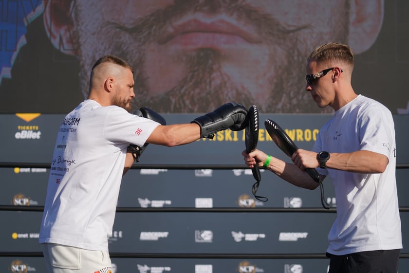 Oleksandr Usyk i Daniel Dubois podczas treningu na placu Wolności we Wrocławiu. Mistrzowska walka i wielka bokserska gala już w sobotę na Tarczyński Arena