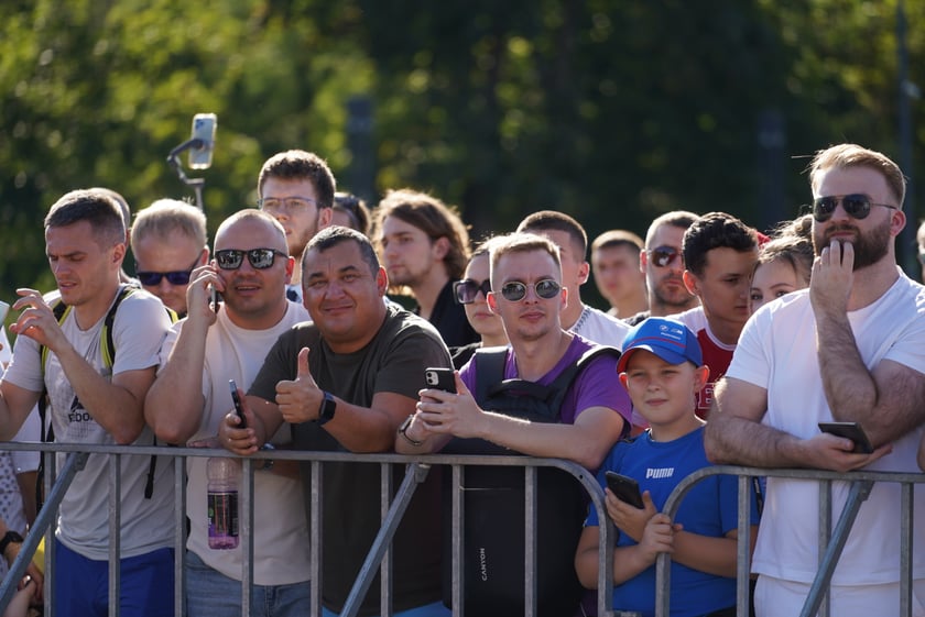 Oleksandr Usyk i Daniel Dubois podczas treningu na placu Wolności we Wrocławiu. Mistrzowska walka i wielka bokserska gala już w sobotę na Tarczyński Arena