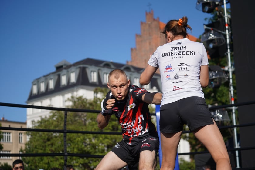 Oleksandr Usyk i Daniel Dubois podczas treningu na placu Wolności we Wrocławiu. Mistrzowska walka i wielka bokserska gala już w sobotę na Tarczyński Arena