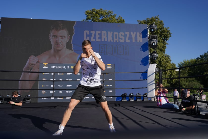 Oleksandr Usyk i Daniel Dubois podczas treningu na placu Wolności we Wrocławiu. Mistrzowska walka i wielka bokserska gala już w sobotę na Tarczyński Arena