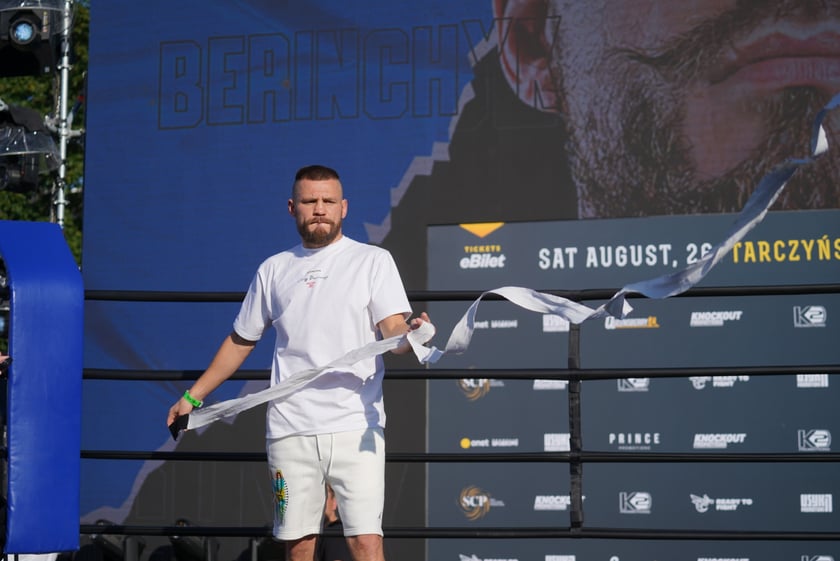 Oleksandr Usyk i Daniel Dubois podczas treningu na placu Wolności we Wrocławiu. Mistrzowska walka i wielka bokserska gala już w sobotę na Tarczyński Arena