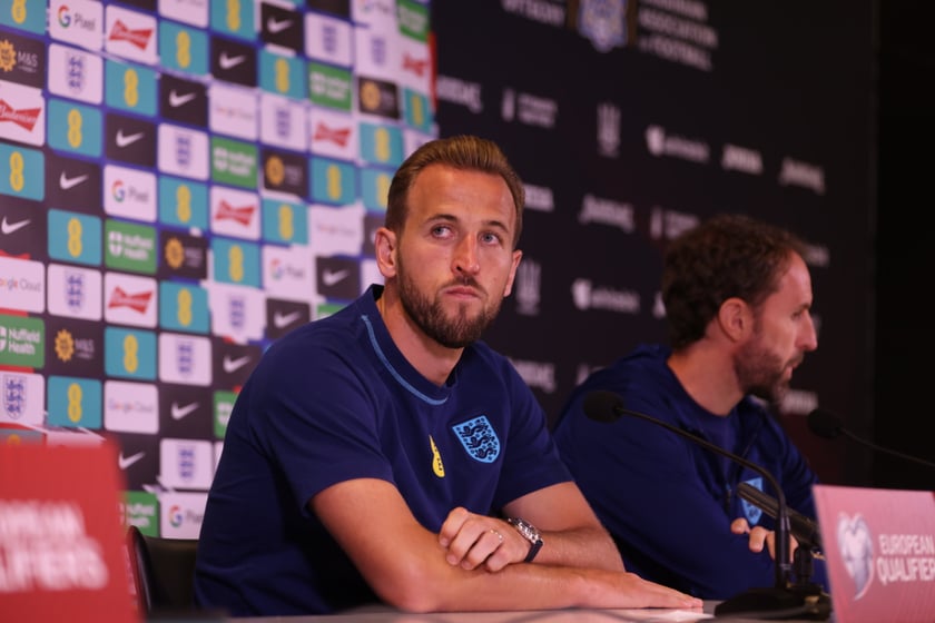 Harry Kane i Gareth Southgate podczas konferencji prasowej na Tarczyński Arenie