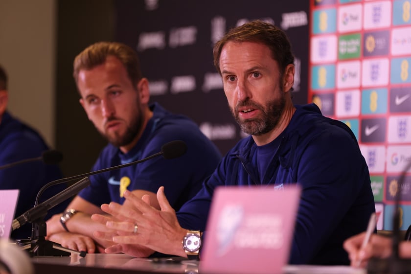 Harry Kane i Gareth Southgate podczas konferencji prasowej na Tarczyński Arenie