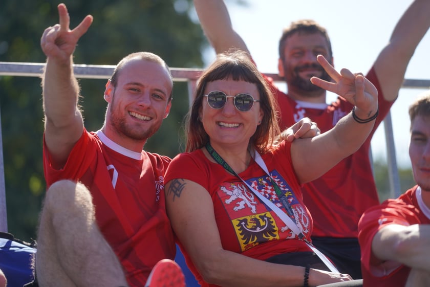 Reprezentantka Francji oddaje strzał na bramkę Polek