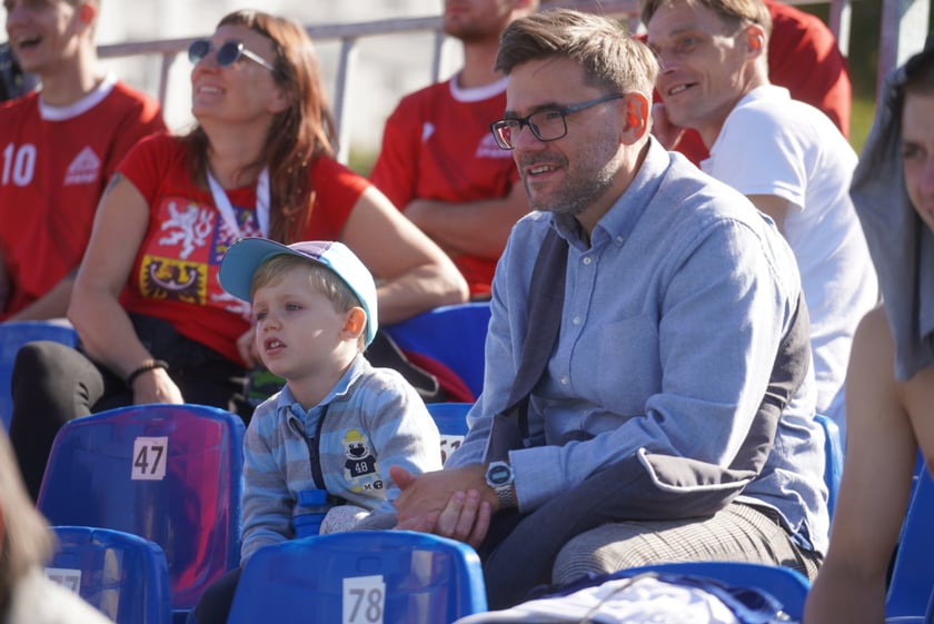 Reprezentantka Francji oddaje strzał na bramkę Polek