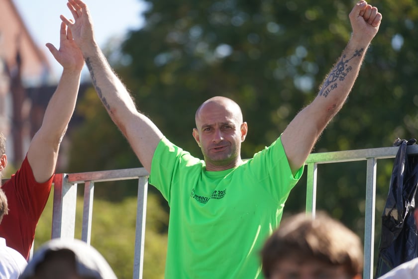 Reprezentantka Francji oddaje strzał na bramkę Polek