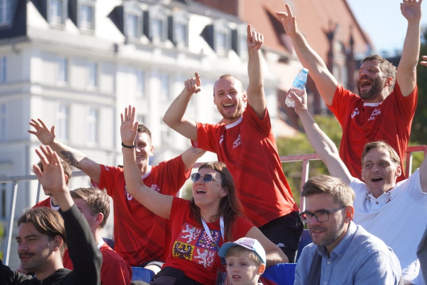 Reprezentantka Francji oddaje strzał na bramkę Polek