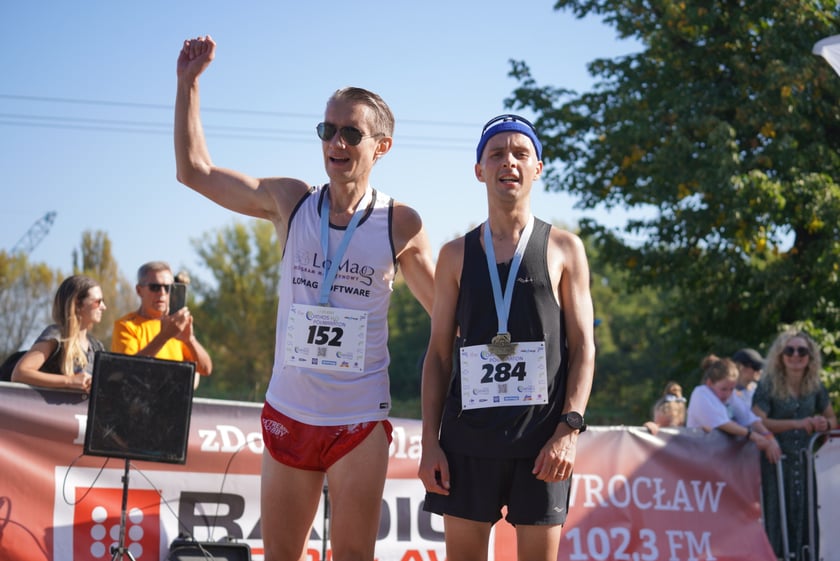 Biegacze i kibice na Orthos H2O Wrocław Półmaratonie