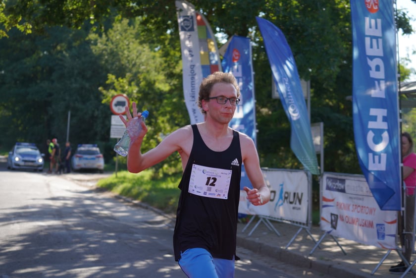Biegacze i kibice na Orthos H2O Wrocław Półmaratonie