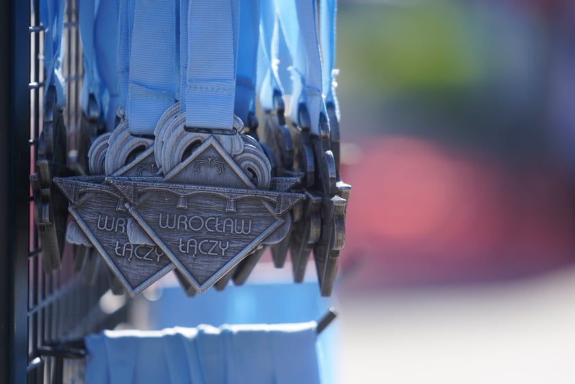 Biegacze i kibice na Orthos H2O Wrocław Półmaratonie