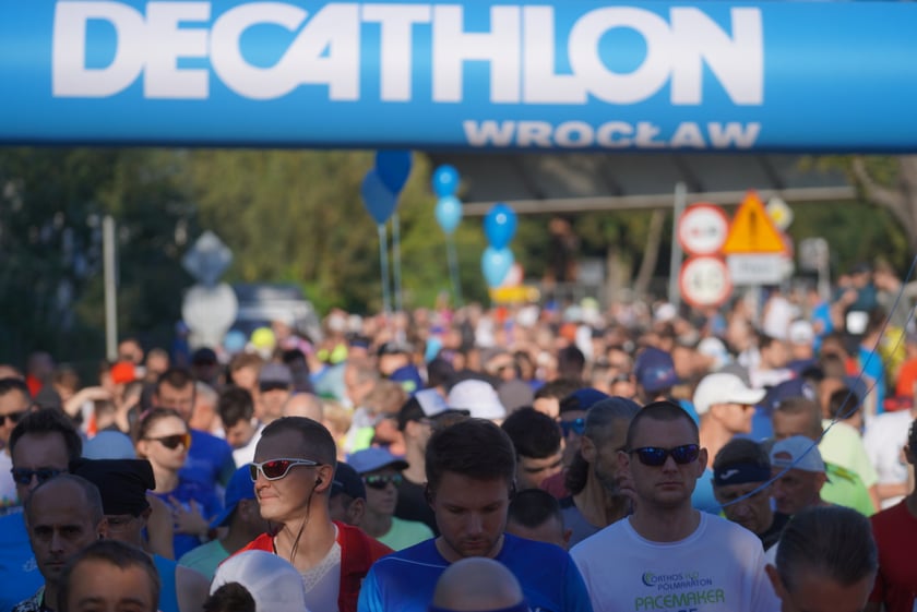 Biegacze i kibice na Orthos H2O Wrocław Półmaratonie