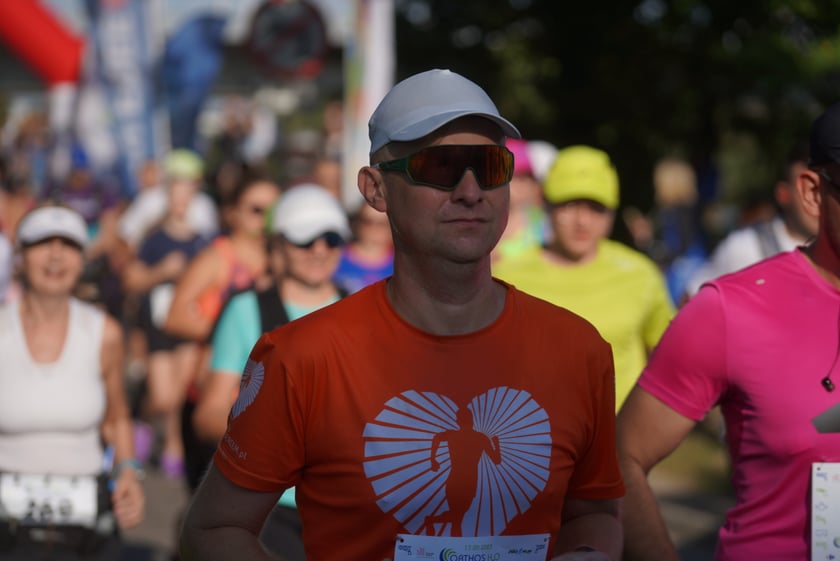 Biegacze i kibice na Orthos H2O Wrocław Półmaratonie