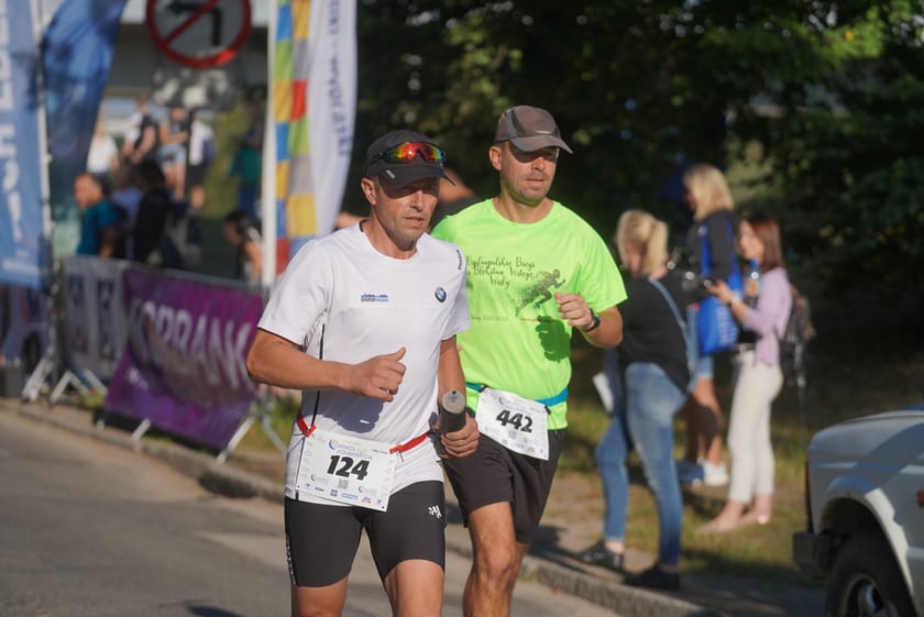 Biegacze i kibice na Orthos H2O Wrocław Półmaratonie