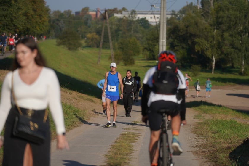 Biegacze i kibice na Orthos H2O Wrocław Półmaratonie