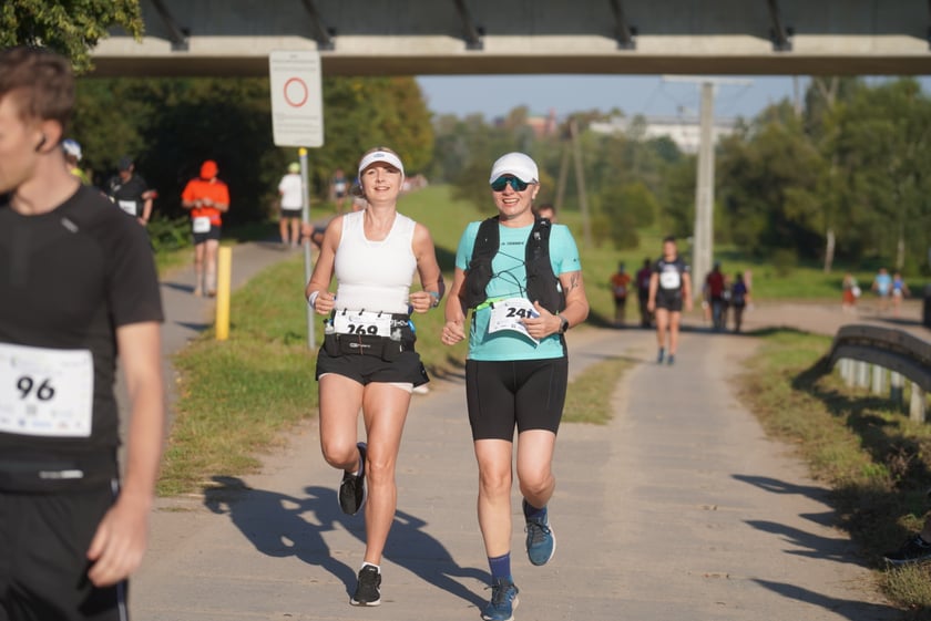 Biegacze i kibice na Orthos H2O Wrocław Półmaratonie