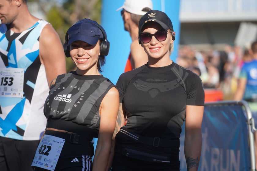 Biegacze i kibice na Orthos H2O Wrocław Półmaratonie
