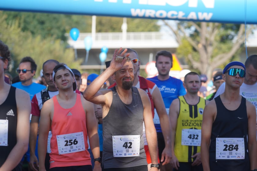 Biegacze i kibice na Orthos H2O Wrocław Półmaratonie