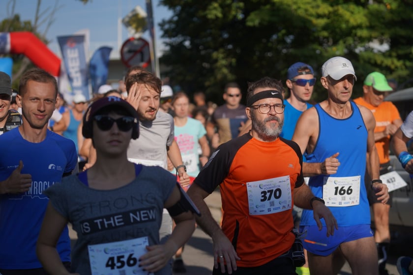 Biegacze i kibice na Orthos H2O Wrocław Półmaratonie