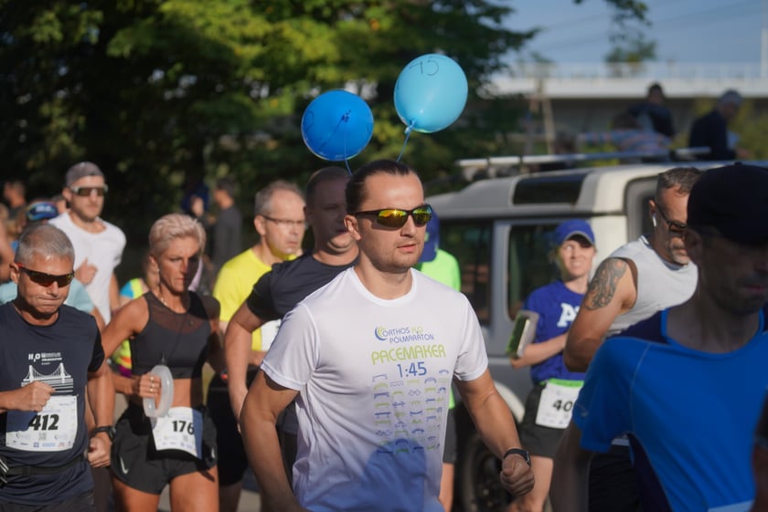 Biegacze i kibice na Orthos H2O Wrocław Półmaratonie