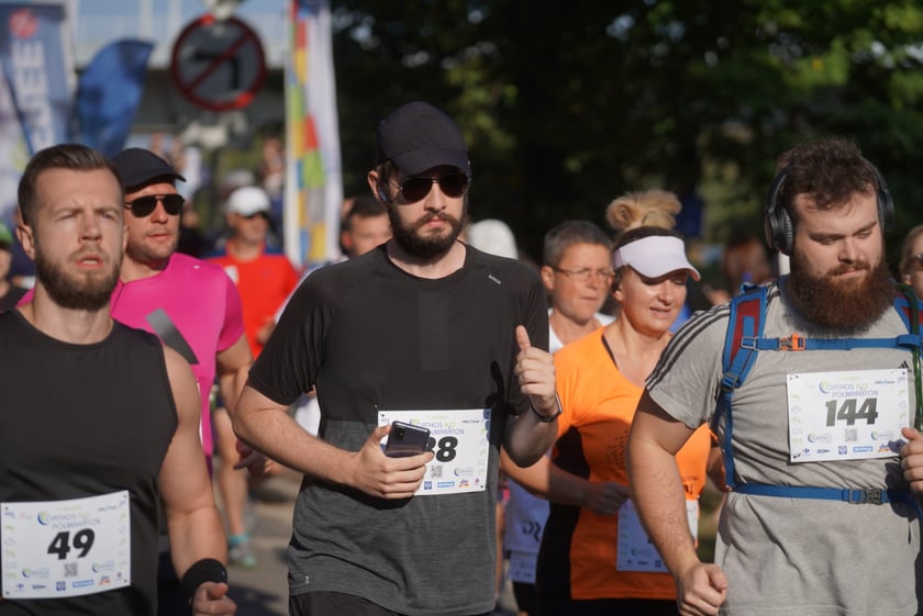 Biegacze i kibice na Orthos H2O Wrocław Półmaratonie