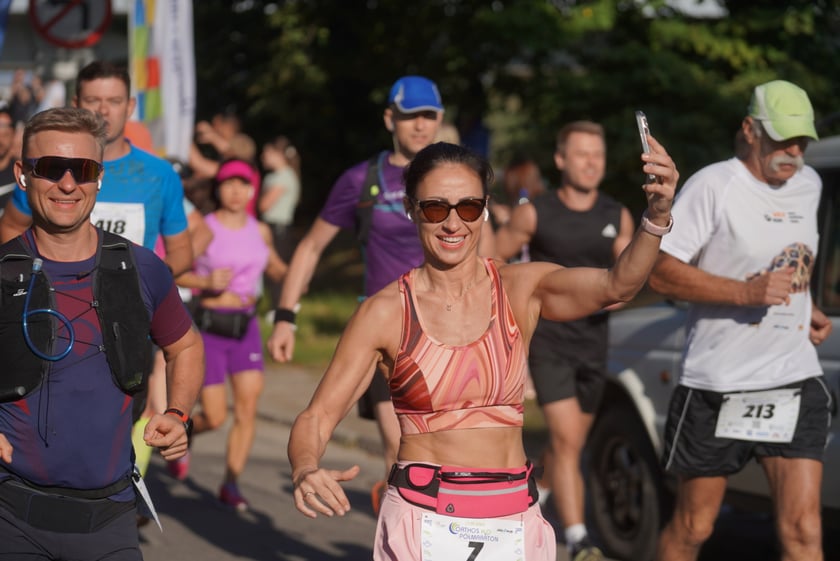 Biegacze i kibice na Orthos H2O Wrocław Półmaratonie