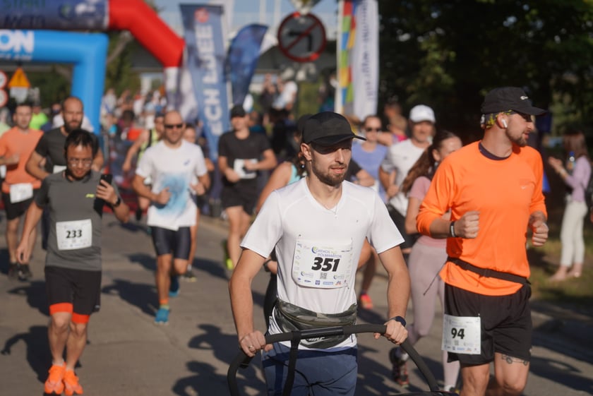 Biegacze i kibice na Orthos H2O Wrocław Półmaratonie