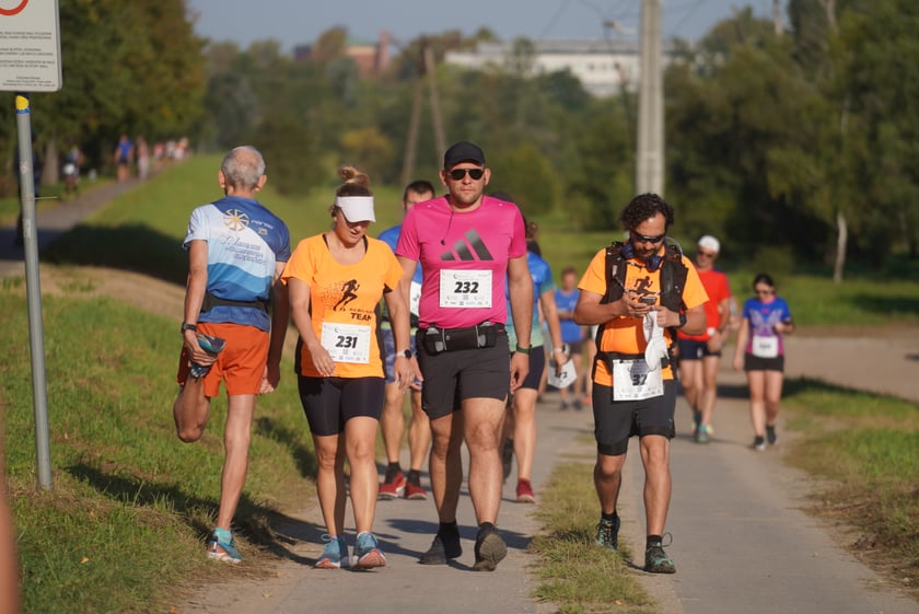 Biegacze i kibice na Orthos H2O Wrocław Półmaratonie