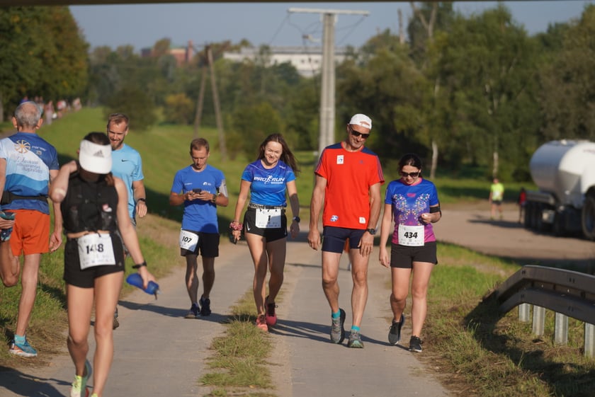 Biegacze i kibice na Orthos H2O Wrocław Półmaratonie